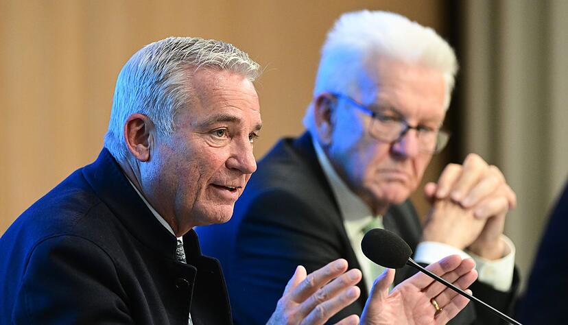 Landesinnenminister Thomas Strobl (l) und Ministerpräsident Winfried Kretschmann bei einer Landespressekonferenz im Landtag.