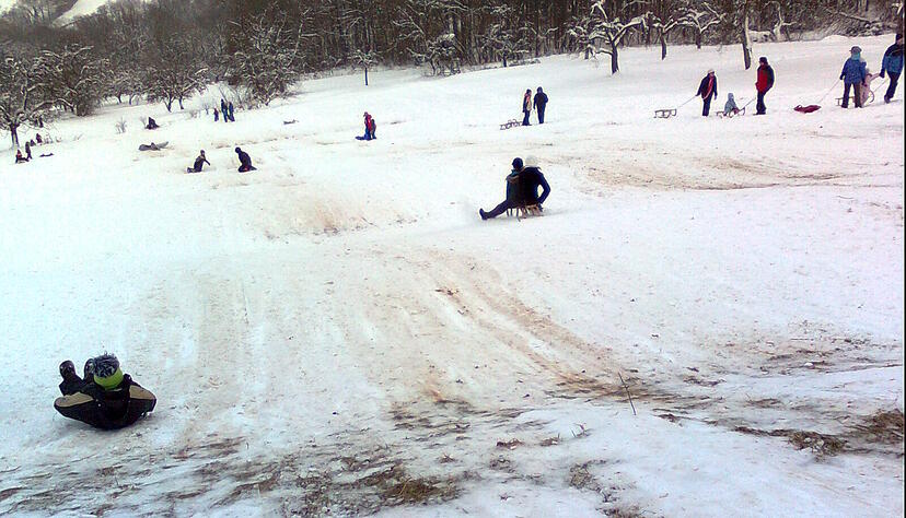 Wenn viel Schnee ist, feiert die Feuerwehr eine Schlittengaudi am Hang des
Charlottenberges bei Heuberg - hier ein Bild von 2011. Wenn viel Schnee ist, feiert die Feuerwehr eine Schlittengaudi am Hang des
Charlottenberges bei Heuberg - hier ein Bild von 2011.