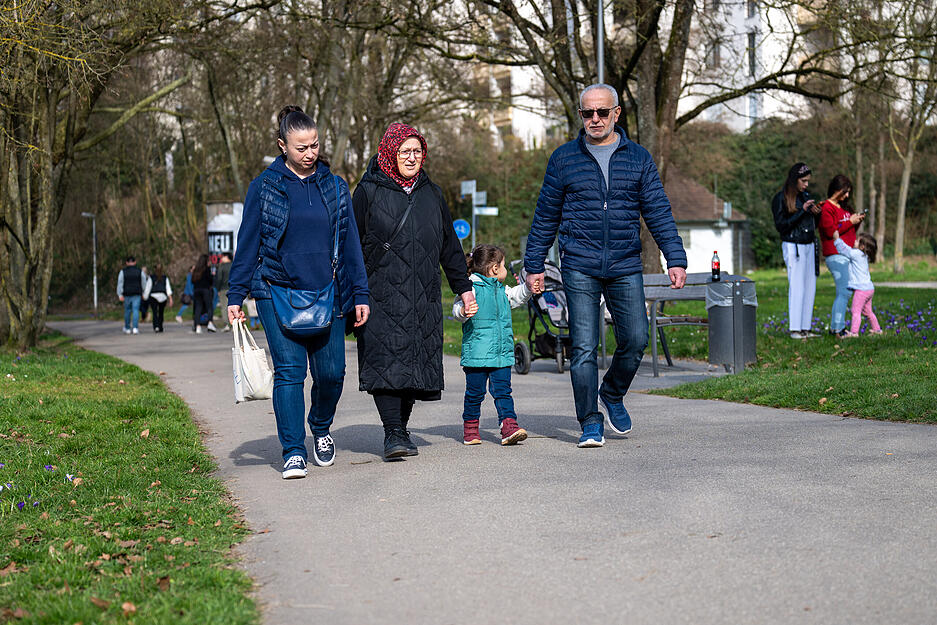 Das Frühlingswetter treibt viele Spaziergänger auch am Wahlsonntag an das Neckarufer in Heilbronn. Das Frühlingswetter treibt viele Spaziergänger auch am Wahlsonntag an das Neckarufer in Heilbronn.