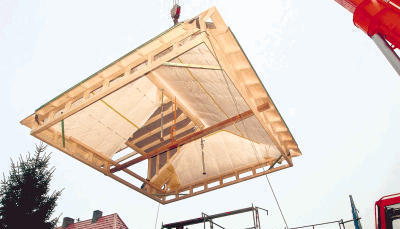 Eine pfiffige Idee hatte Zimmermeister Joachim Auer für eine Dachumdeckung und Erhöhung. Er setzte das komplette Dach mit dem Kran aufs Haus
          Foto: Rudolf Landauer