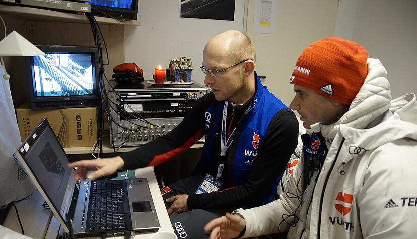 Machen gemeinsame Sache: IAT-Fachgruppenleiter Sören Müller (links) mit Skisprungbundestrainer Stefan Horngacher bei der Sprungauswertung.
Foto: IAT