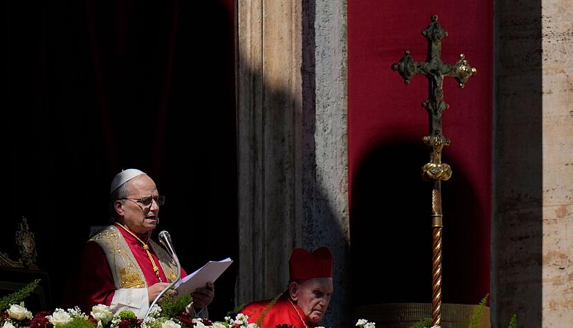 Von der zentralen Loggia des Petersdoms spendet Leo XIV. den Segen Urbi et Orbi.