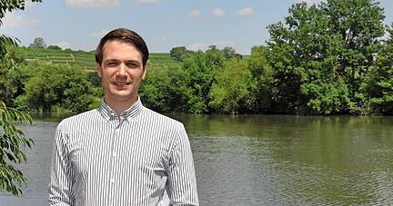 Lars Maximilian Schweizer am Neckar bei Kirchheim. Im Wahlkampf besucht er alle 39 Kommunen seines Wahlkreises Neckar-Zaber.
Foto: Claudia Kostner