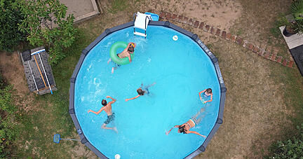 Wasserknappheit Sommer 2022, Pool im Garten Wasserknappheit Sommer 2022, Pool im Garten