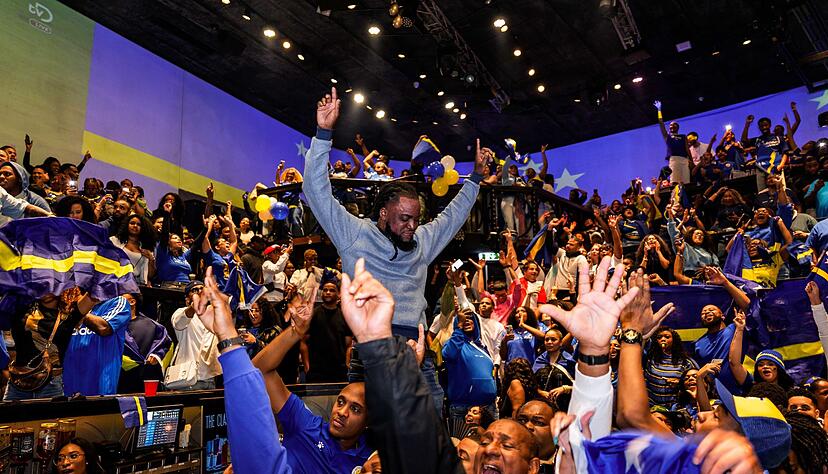 Die Fans der Insel-Auswahl feierten den Moment für die Geschichtsbücher. Die Fans der Insel-Auswahl feierten den Moment für die Geschichtsbücher.