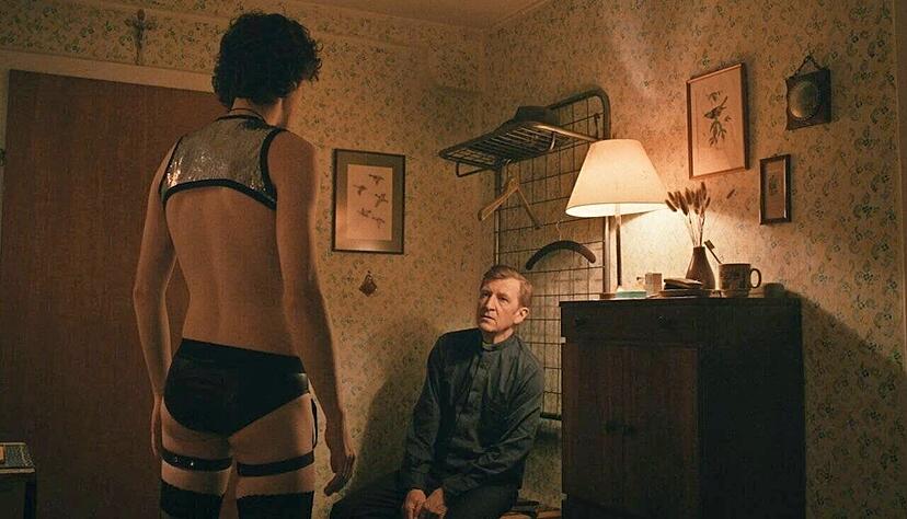 Und führe uns nicht in Versuchung: Jens Albinus spielt Pater Oskar Iversen in der düsteren Komödie „Holy Meat“.