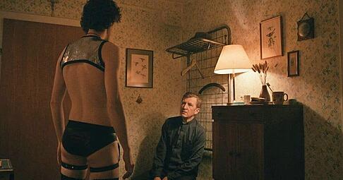 Und führe uns nicht in Versuchung: Jens Albinus spielt Pater Oskar Iversen in der düsteren Komödie „Holy Meat“. Und führe uns nicht in Versuchung: Jens Albinus spielt Pater Oskar Iversen in der düsteren Komödie „Holy Meat“.