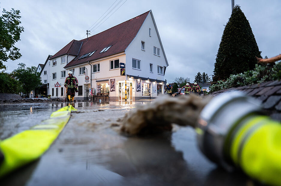 Einsatzkräfte der Feuerwehr sind nach einem Unwetter in der Gemeinde Bisingen im Zollernalbkreis im Einsatz.