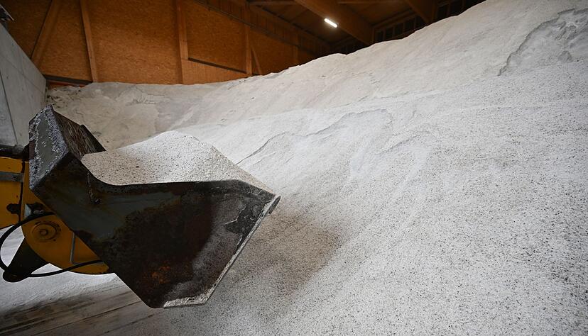 Zehntausende Tonnen Salz und Sole lagern in den Hallen der Straßenmeistereien in Baden-Württemberg.