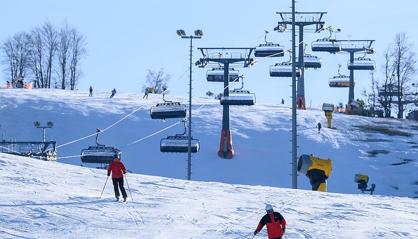 Das Gesch&auml;ft mit Ski und Snowboards lahmt.