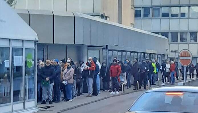 Die Warteschlange am Montag gegen 7.30 Uhr.