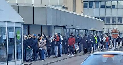 Die Warteschlange am Montag gegen 7.30 Uhr.
Fotos: Hoffmann/privat Die Warteschlange am Montag gegen 7.30 Uhr.
Fotos: Hoffmann/privat