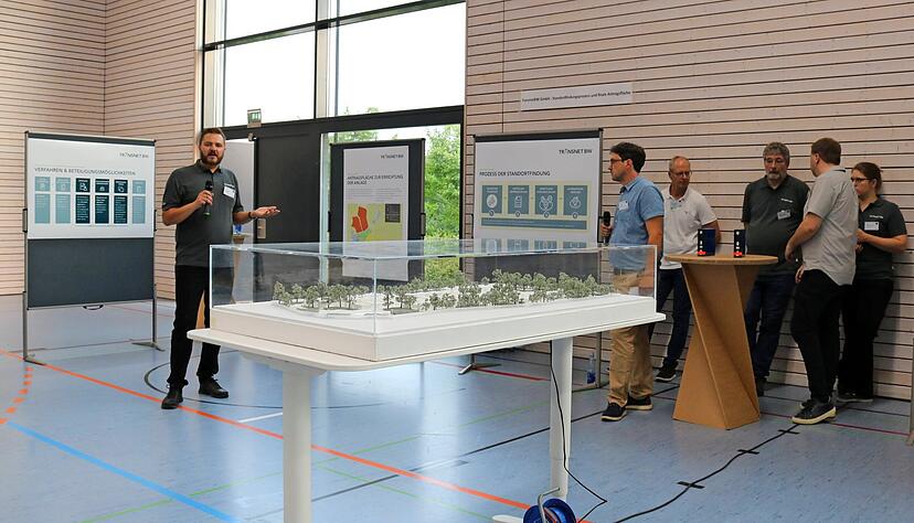 Das Modell im Glaskasten, die Experten am Mikrofon: An rund einem halben Dutzend Info-Ständen gibt es von allen beteiligten Akteuren geballtes Wissen zum Projekt.