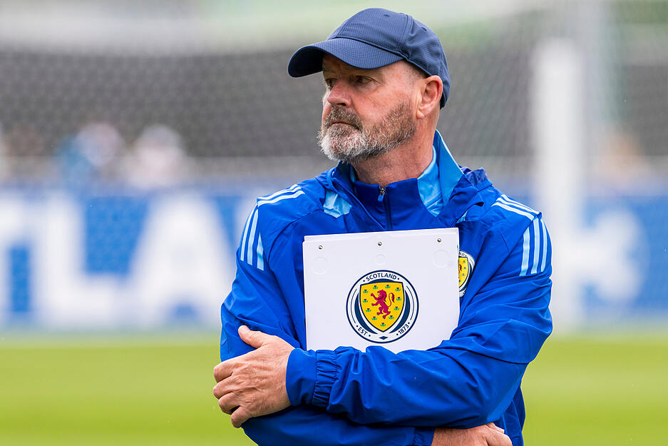 Steve Clarke, Trainer der schottischen Nationalmannschaft, schaut dem Training zu.