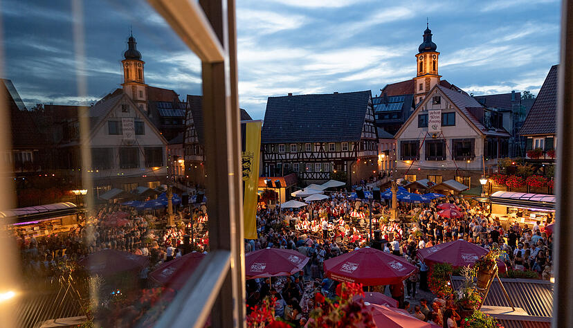 Vier Tage lang gibt's beim Erlenbacher Weinfest auch viel Blasmusik.
