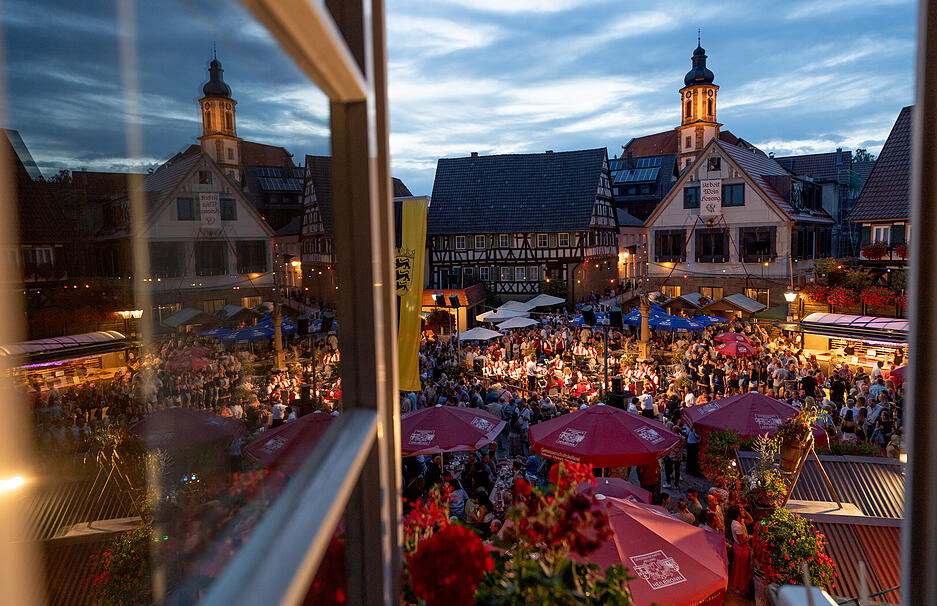 Vier Tage lang gibt's beim Erlenbacher Weinfest auch viel Blasmusik.
