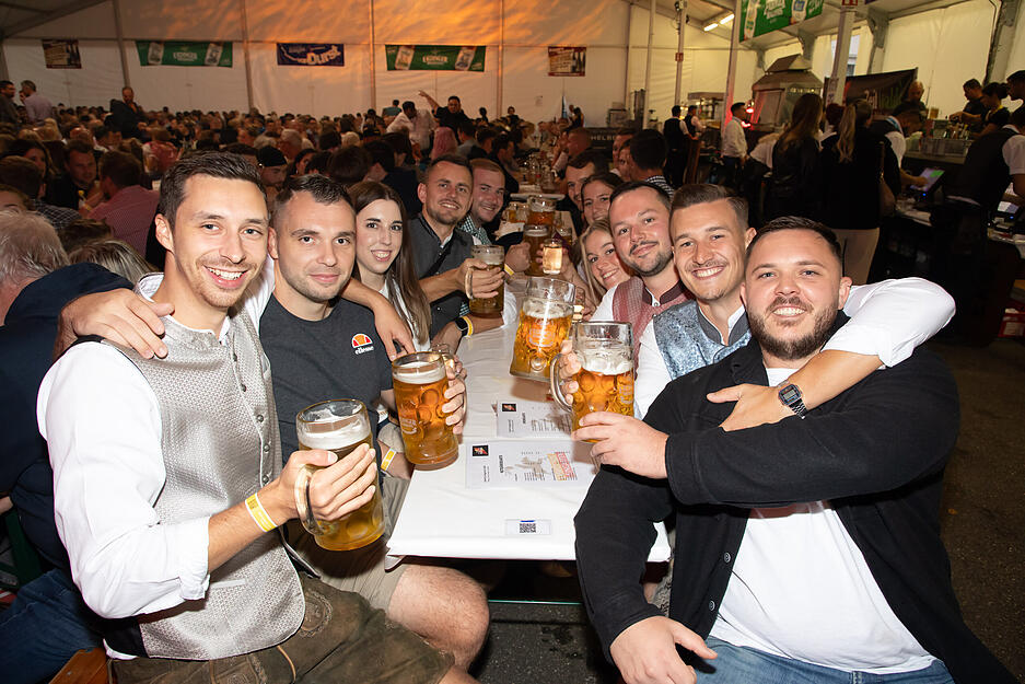 Im vollbesetzten Festzelt sitzen die Partygäste am Freitagabend beim Käsritt zusammen. Das Leingartener Stadtfest findet 2025 nach acht Jahren Pause wieder statt.