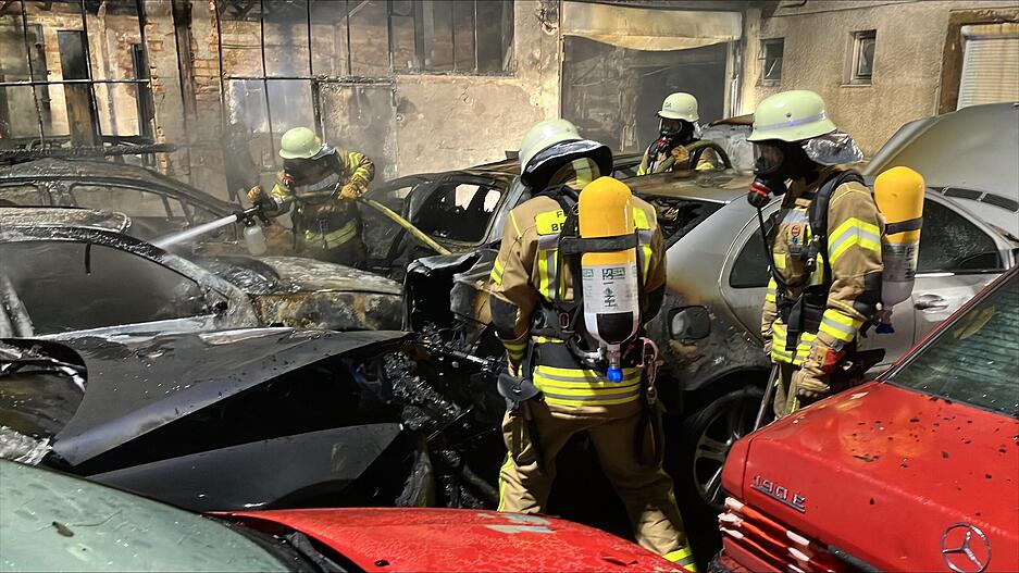 Die Feuerwehr arbeitet mit Atemschutz Die Feuerwehr arbeitet mit Atemschutz