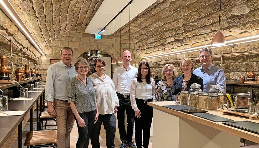 Im Weingut Steng von Bärbel Kraft und Gebhard Steng (von links) trafen sich die Mitglieder des Neckar-Zaber-Tourismus zur Jahresversammlung.
Foto: Linda Möllers