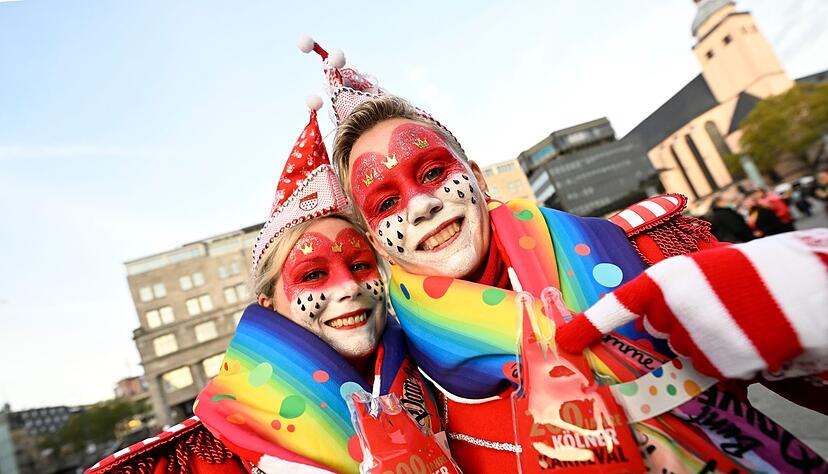 Karnevalisten feiern vor dem Dom in Köln. Soll Karneval Unesco-Kulturerbe werden? Karnevalisten feiern vor dem Dom in Köln. Soll Karneval Unesco-Kulturerbe werden?
