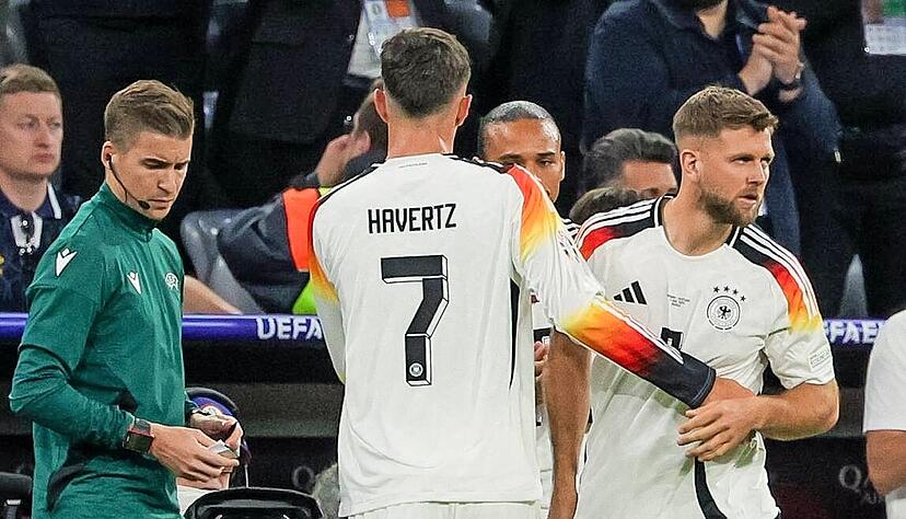 Der eine kommt, der andere geht: Niclas Füllkrug (rechts) wird im Spiel gegen Schottland in der 63. Minute für Kai Havertz eingewechselt.
Foto: dpa Der eine kommt, der andere geht: Niclas Füllkrug (rechts) wird im Spiel gegen Schottland in der 63. Minute für Kai Havertz eingewechselt.
Foto: dpa
