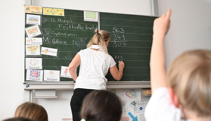 Wie kommen die geplanten Bildungsreformen an den Schulen im Land an? Das wollen der Ministerpr&auml;sident und die Kultusministerin an einer Grundschule in Stuttgart erfahren. (Symbolbild)