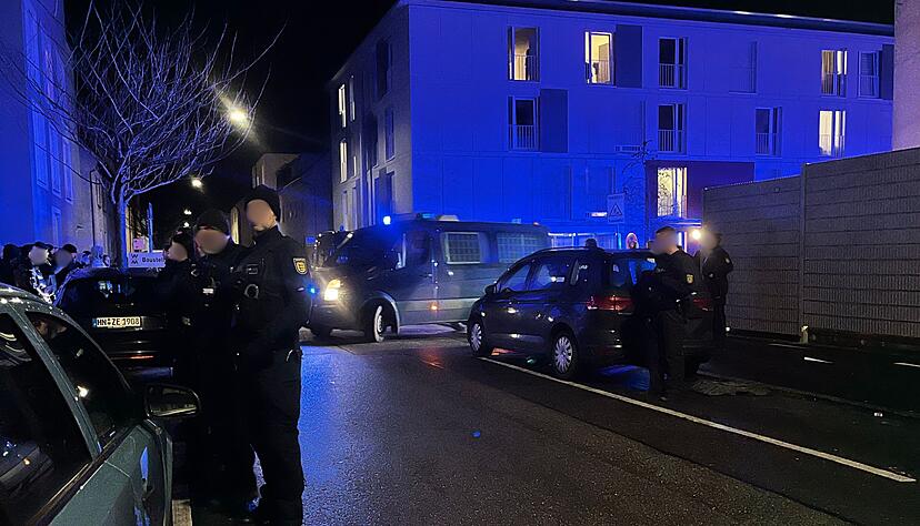 Die Wilhelmstra&szlig;e musste f&uuml;r den Abtransport der Angeklagten von der Polizei gesperrt werden. Familie und Freunde der sieben T&auml;ter waren in der Stra&szlig;e zu sehen.