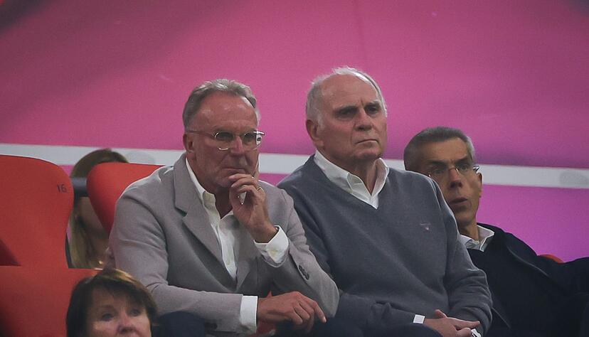 Karl-Heinz Rummenigge (l) und Uli Hoeneß auf der Tribüne der Allianz Arena. (Archivbild)