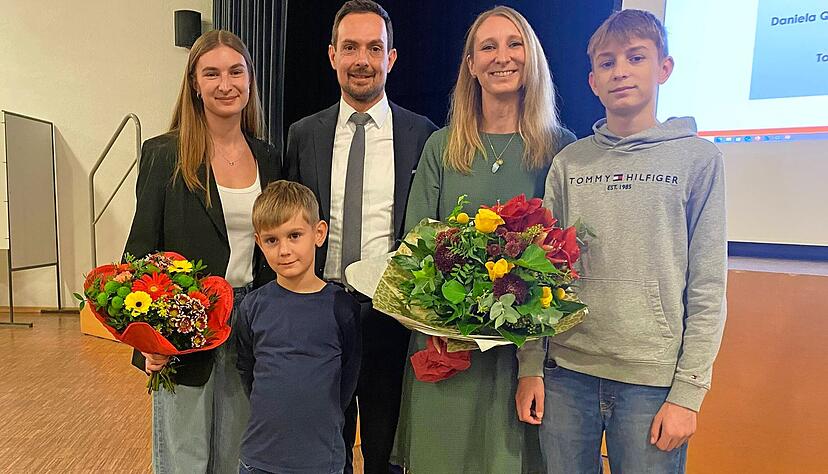 Familie Haucap freut sich gemeinsam mit dem wiedergewählten Bürgermeister: 82,5 Prozent der Wähler stimmten für den Amtsinhaber ab. Familie Haucap freut sich gemeinsam mit dem wiedergewählten Bürgermeister: 82,5 Prozent der Wähler stimmten für den Amtsinhaber ab.