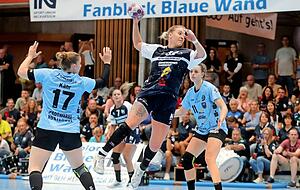 Vereinzelt war Stefanie Kaiser auch am gegnerischen Kreis anzutreffen, doch die Österreicherin machte vor allem vor dem eigenen Tor ein blitzsauberes Spiel. Vereinzelt war Stefanie Kaiser auch am gegnerischen Kreis anzutreffen, doch die Österreicherin machte vor allem vor dem eigenen Tor ein blitzsauberes Spiel.
