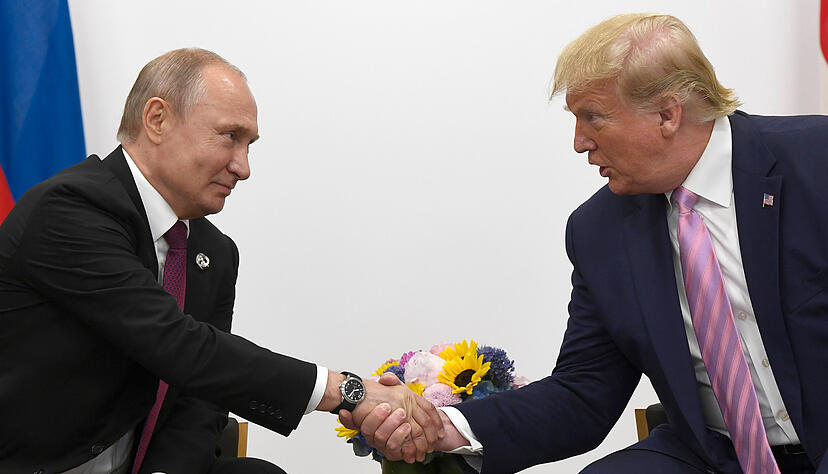 Ein Archivbild aus dem Jahr 2019 zeigt den russischen Staatschef Wladimir Putin (links) und den damaligen (und künftigen) US-Präsidenten Donald Trump.
