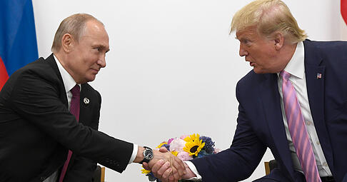 Ein Archivbild aus dem Jahr 2019 zeigt den russischen Staatschef Wladimir Putin (links) und den damaligen (und künftigen) US-Präsidenten Donald Trump.