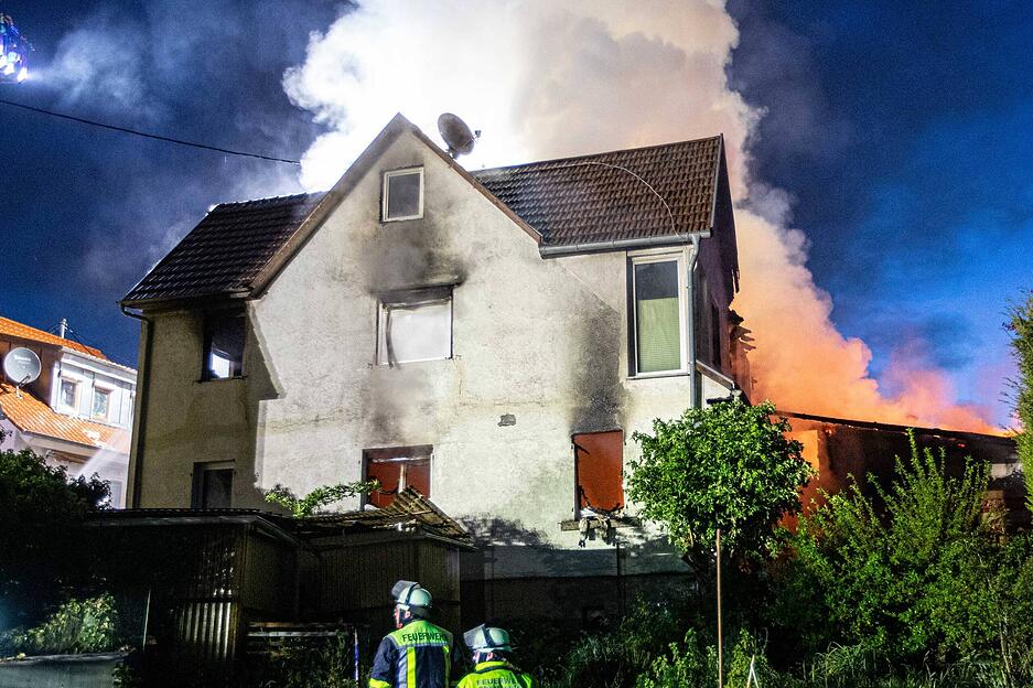 Das Wohnhaus ist nahezu bis auf die Grundmauern niedergebrannt und ist nicht mehr bewohnbar.