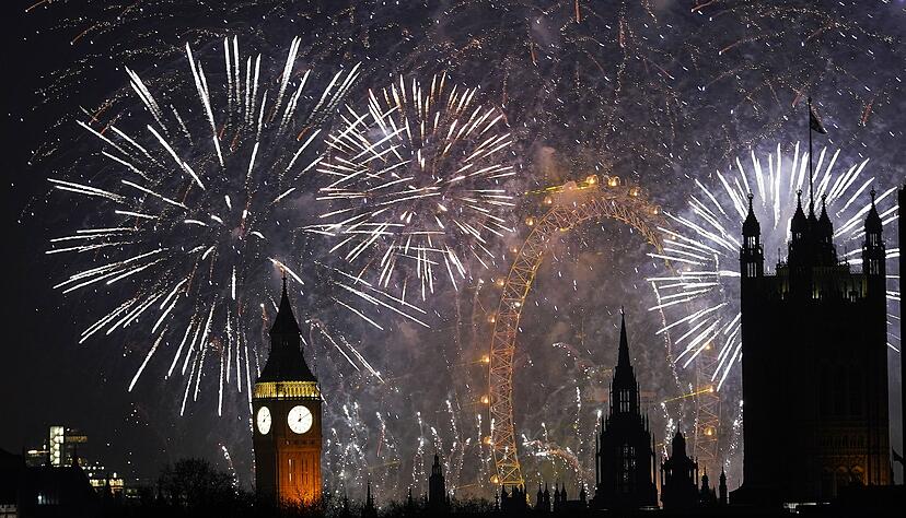 Mehr als Hunderttausend Menschen haben das neue Jahr mit einem Mega-Feuerwerk in London begr&uuml;&szlig;t.