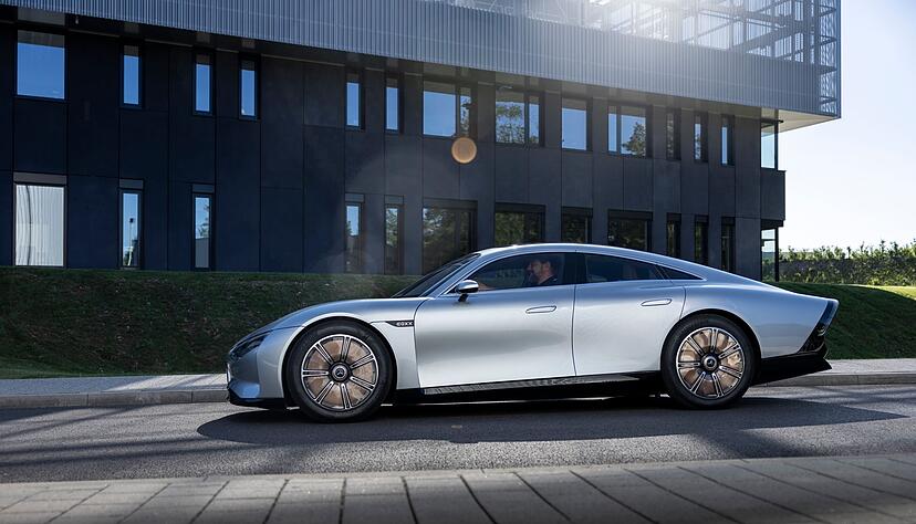 Knapp 1000 Kilometer Reichweite: Mercedes Vision EQXX macht vor, wie weit ein Stromer ohne Ladestopp kommen kann. Knapp 1000 Kilometer Reichweite: Mercedes Vision EQXX macht vor, wie weit ein Stromer ohne Ladestopp kommen kann.