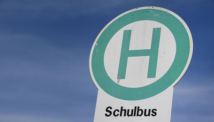 Ein Schild an einer Schulbushaltestelle.