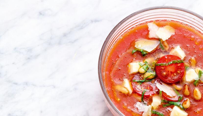 Wassermelonensuppe: Wassermelone eignet sich nicht nur als süßer Durstlöcher. Sie kann man auch gut mit Gemüse in einer Suppe kombinieren, etwa mit saftigen Tomaten. Wassermelonensuppe: Wassermelone eignet sich nicht nur als süßer Durstlöcher. Sie kann man auch gut mit Gemüse in einer Suppe kombinieren, etwa mit saftigen Tomaten.
