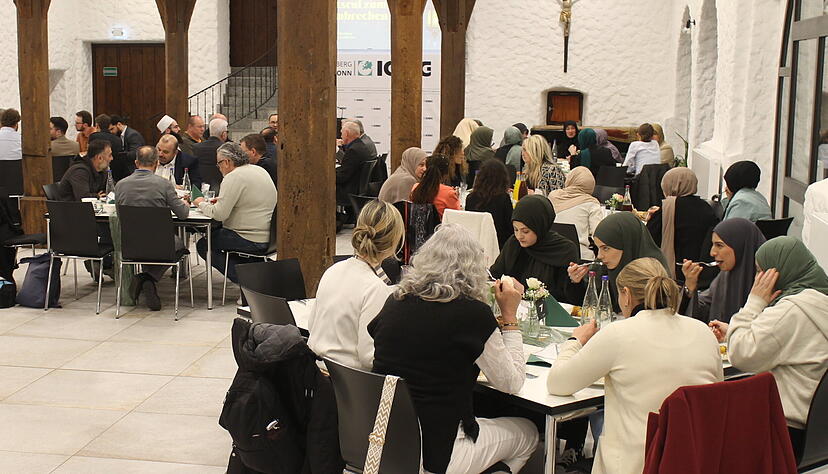 Zum gemeinsamen Iftar-Essen kamen Religions-, Stadt- und Gesellschaftsvertreter in Sontheim zusammen. Zum gemeinsamen Iftar-Essen kamen Religions-, Stadt- und Gesellschaftsvertreter in Sontheim zusammen.