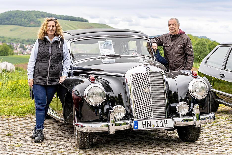 Man sieht Besitzer Sven Wolf und Ingrid J&auml;ger an, wie stolz sie auf diese Repr&auml;sentationslimousine sind, den Mercedes Benz 300C Adenauer, Baujahr 1956.