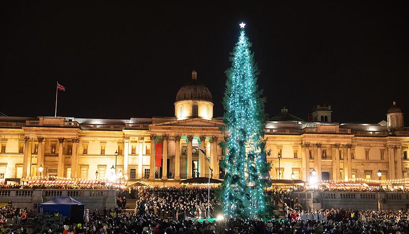 Der traditionell von Norwegen geschenkte Baum 2019 auf dem Trafalgar Square: Über 20 Meter hoch, schlicht dekoriert und ein Symbol der britisch-norwegischen Freundschaft seit 1947. (Archivbild)