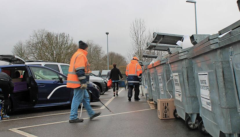 Der Recyclinghof in Ilsfeld war am Tag nach Weihnachten schwer gefragt &minus; schon nach drei Stunden waren die Altpapiercontainer zum Bersten voll.