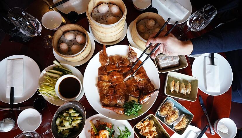 Typisch für Chinarestaurants: Es gibt nicht immer Peking-Ente, aber Süß-Sauer mit Schwein, Rind, Ente, Huhn.