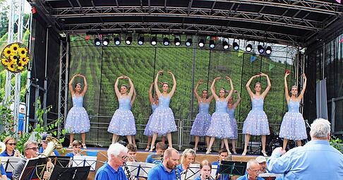 Die Stadtkapelle gestaltete mit Ballettt&auml;nzerinnen den Auftakt des neuen Stadtfestes.