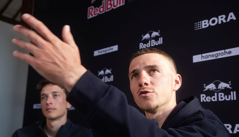 Florian Lipowitz (l) und Remco Evenepoel sollen das Tea Red Bull bei der Tour de France anf&uuml;hren. (Archivbild)