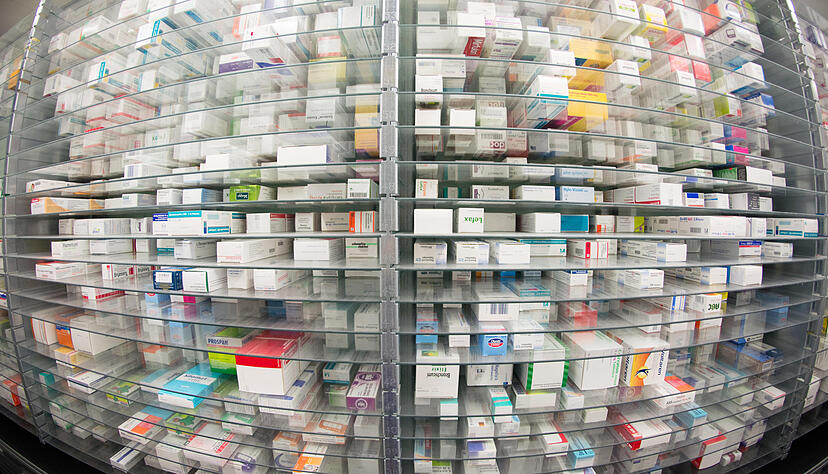 Medikamente liegen in den Regalen in einer Apotheke. Foto: Daniel Reinhardt (dpa)
