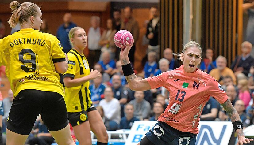 Gegen Borussia Dortmund um Kreisläuferin Lisa Antl (links) war Luisa Schulze (rechts) am Samstagabend kein Faktor. Am Mittwoch kehrt die Spielführerin der Sport-Union Neckarsulm in Bietigheim nun an ihre alte Wirkungsstätte zurück.