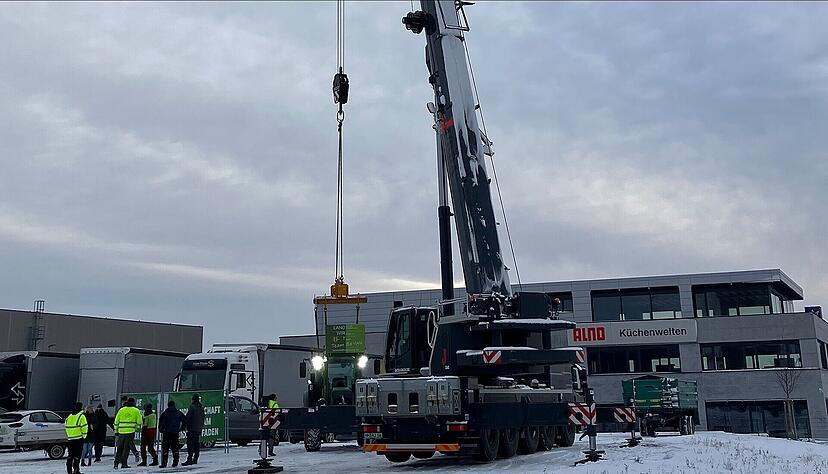 Traktor hängt an Kranseil: Außergewöhnliche Bauernprotest-Aktion in Fürfeld