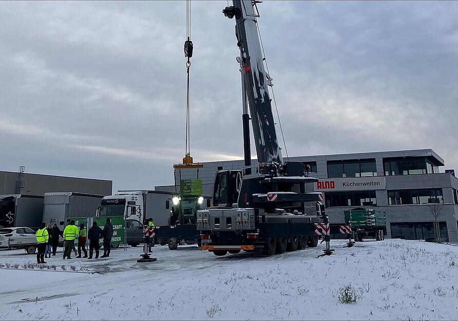 Traktor hängt an Kranseil: Außergewöhnliche Bauernprotest-Aktion in Fürfeld