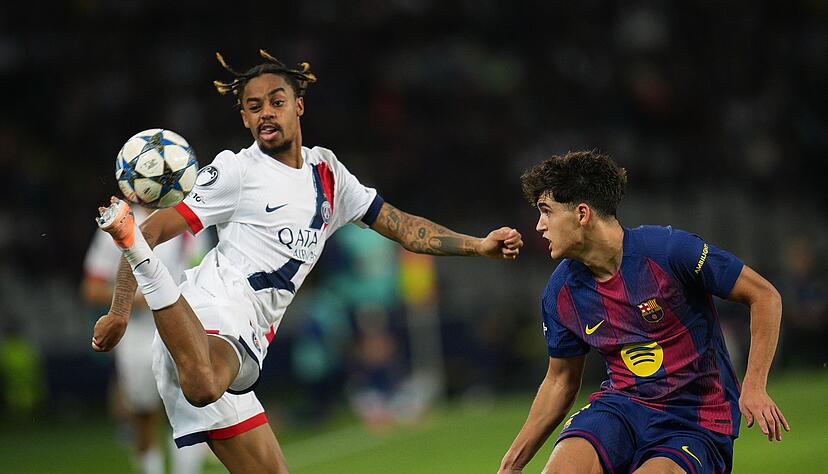 Artistisch: Bradley Barcola gewinnt mit Paris Saint-Germain verdient beim FC Barcelona.