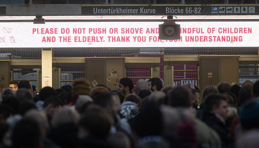 Die Fans brauchten bei der versch&auml;rften Einlasskontrolle Geduld.